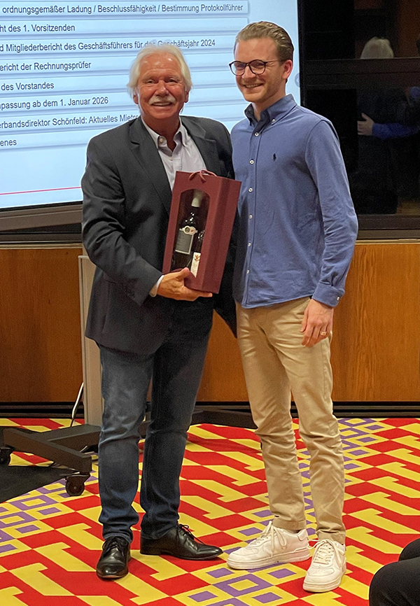 Das 1.000ste Mitglied von Haus & Grund Lahnstein (Rhein-Lahn): Der Vorsitzende Rudi Keßler (links) gratulierte Simon Wagner und überreichte ein Weinpräsent.