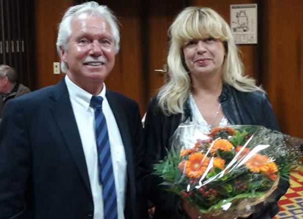 700stes Mitglied: Claudia Müller bekam vom Vorsitzenden Rudi Keßler einen Blumenstrauß überreicht.