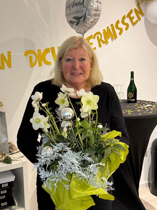 Das 1.000ste Mitglied von Haus & Grund Lahnstein (Rhein-Lahn): Der Vorsitzende Rudi Keßler (links) gratulierte Simon Wagner und überreichte ein Weinpräsent.